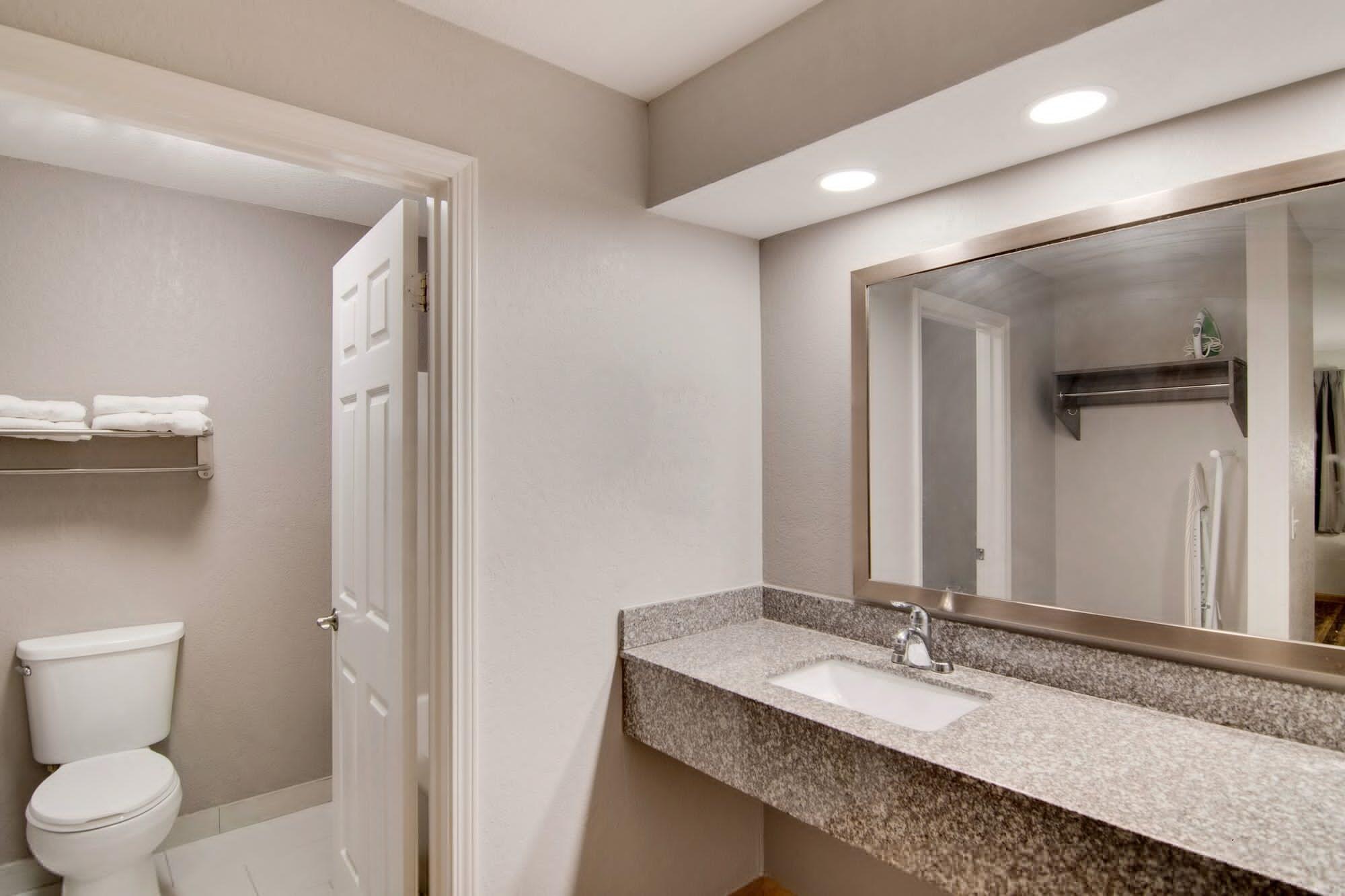 Red Roof Inn & Suites Pensacola-Nas Corry Beach Haven Kültér fotó